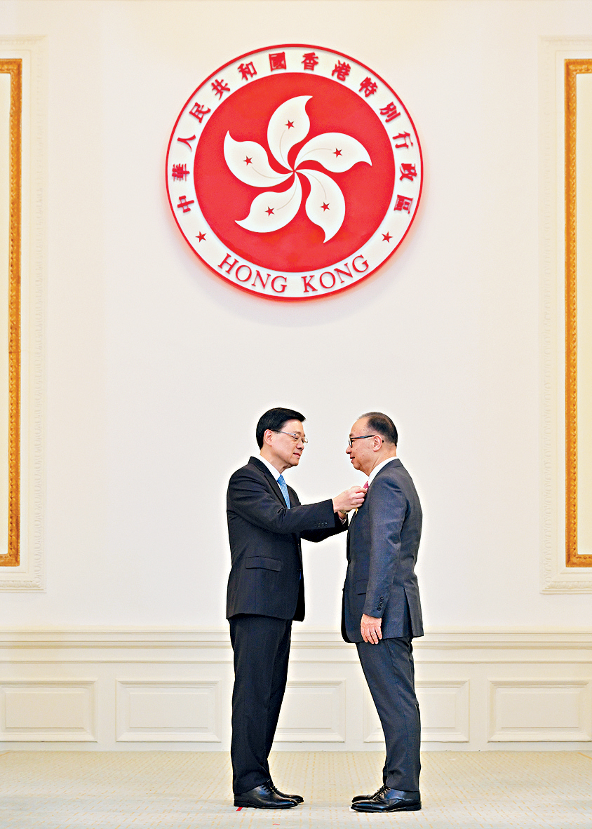 行政長官李家超昨頒授勳銜予超過500名人士，包括獲頒授大紫荊勳章的行會成員兼立法會議員廖長江。