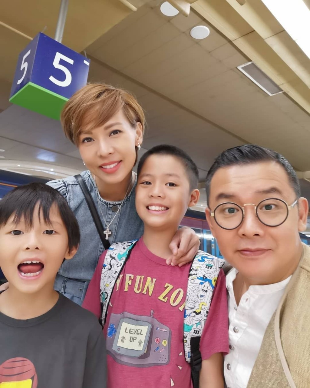 因為疫情關係，居英嘅雷頌德和妻兒留在英國大宅抗疫，減少外出。