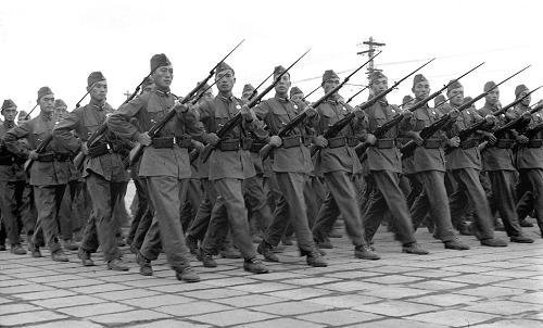 50年代國慶閱兵，解放軍士兵戴船形帽。