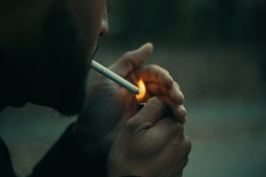 長期吸煙是其中一個導致肺纖維化的成因。（Donny Jiang / Unsplash 圖片）