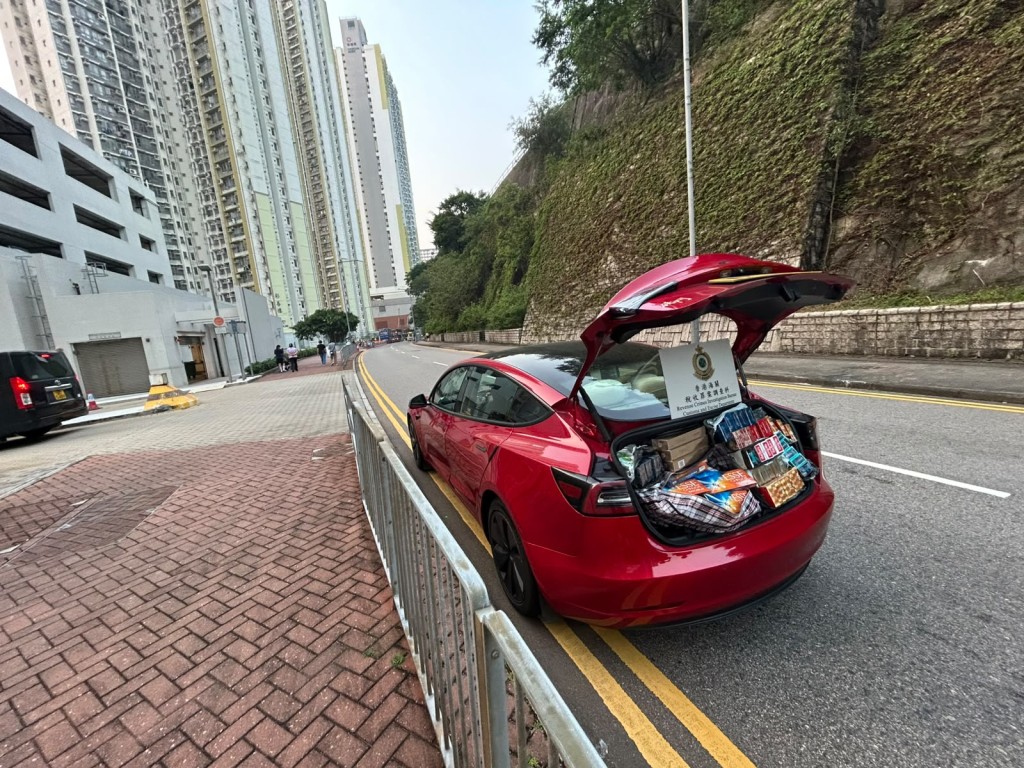行动中,海关共检获约48,000支怀疑私烟,估计市值约22万港元。曾志恒摄 行动中,海关共检获约48,000支怀疑私烟,估计市值约22万港元。曾志恒摄