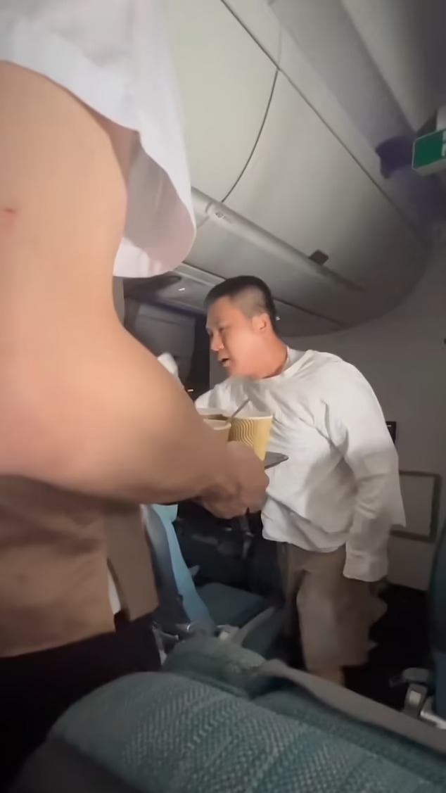 片段拍到机上男子指着后座女客大骂。网图
