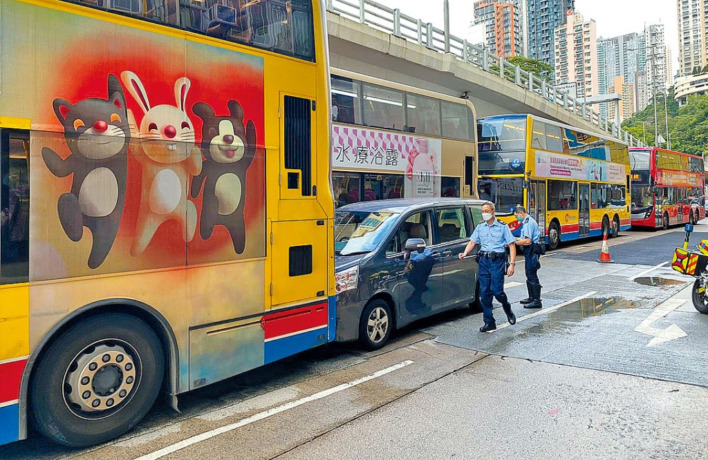 警員在車禍現場調查。
