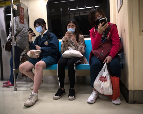 台灣宣布乘搭高鐵台鐵須戴口罩。 新華社圖片