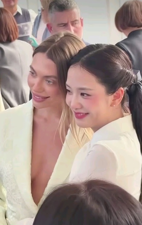 二人合照後，Heloise向父親介紹Jisoo，稱她為「媽媽的韓國女兒」。