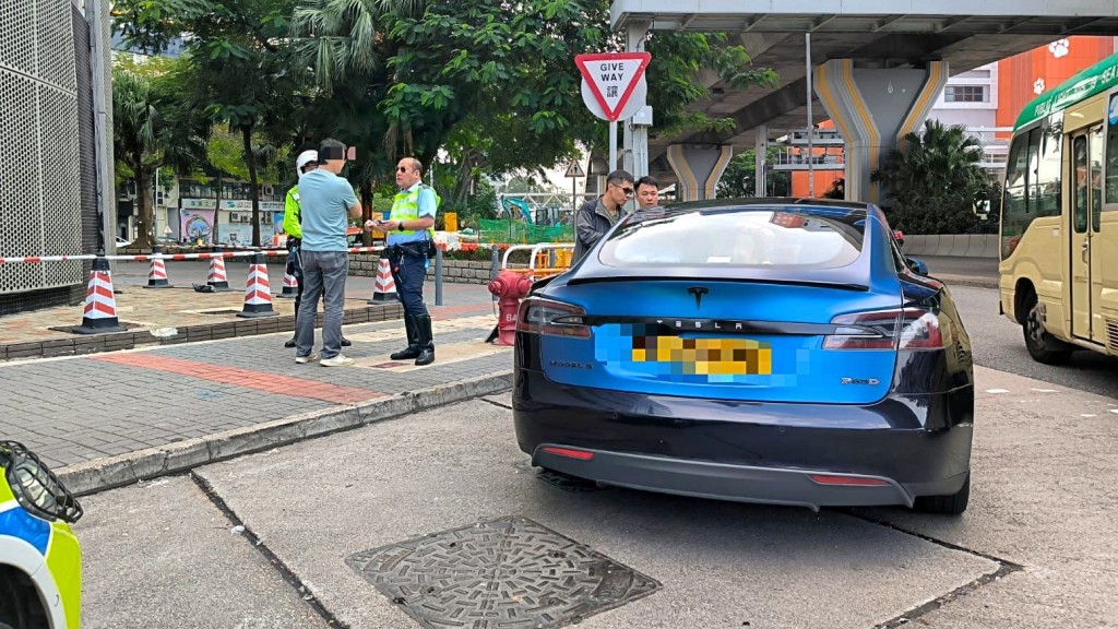 被截查可疑車，揭發男司機涉嫌「停牌期間駕駛」。