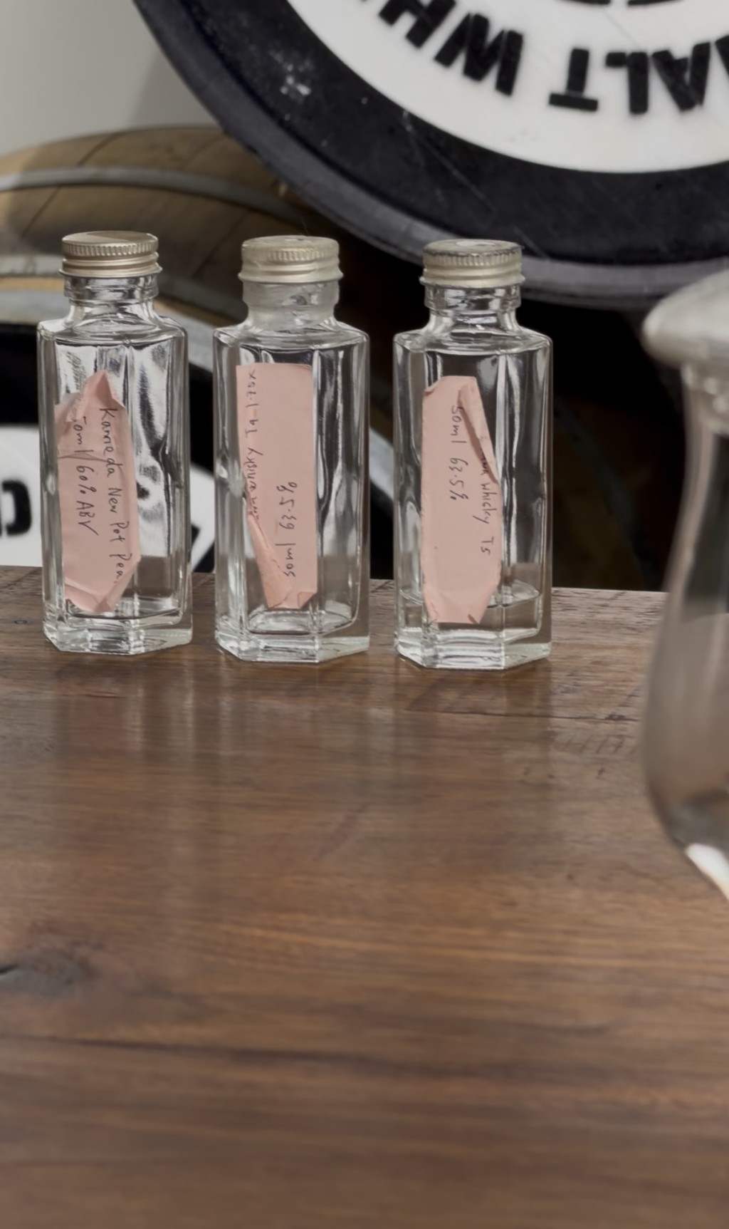 真正的威士忌要等待熟成至少三年，Kit就为香港有意包桶的发烧友带来几瓶New Make（新酒），即指威士忌蒸馏完成后，尚未经木桶陈年、未稀释的原始酒液。（卢江球摄）