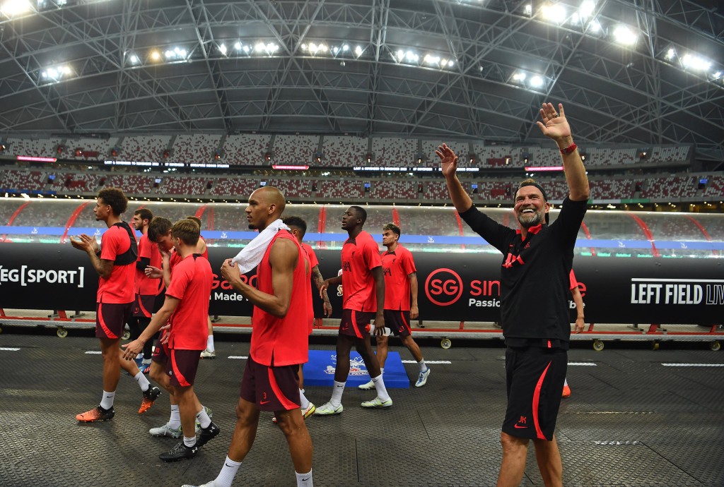 高普(左)在新加坡友賽水晶宮前，向在場球迷揮手致謝。 利物浦twitter圖片