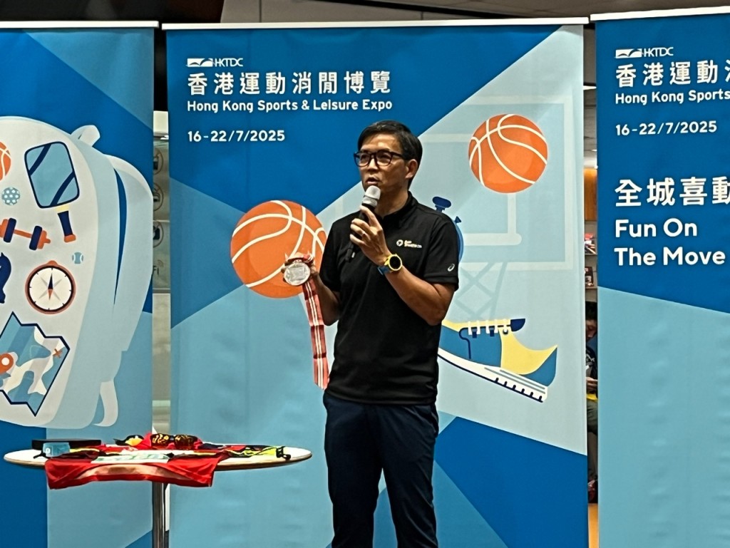 中國香港三項鐵人總會副會長、前香港三項鐵人代表、前港隊總教練溫樹華。 中國香港三項鐵人總會副會長、前香港三項鐵人代表、前港隊總教練溫樹華。