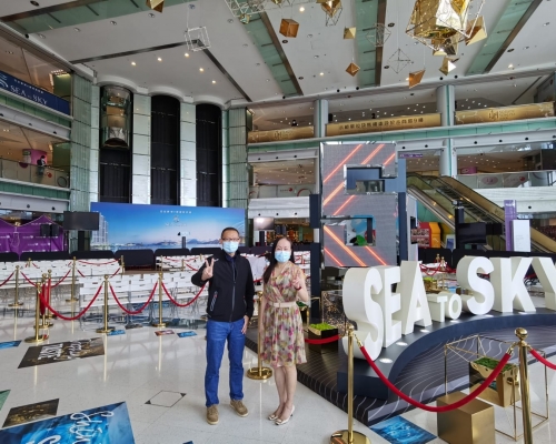長實郭子威(左)稱，SEA TO SKY售樓處已做足清潔準備。旁為楊桂玲