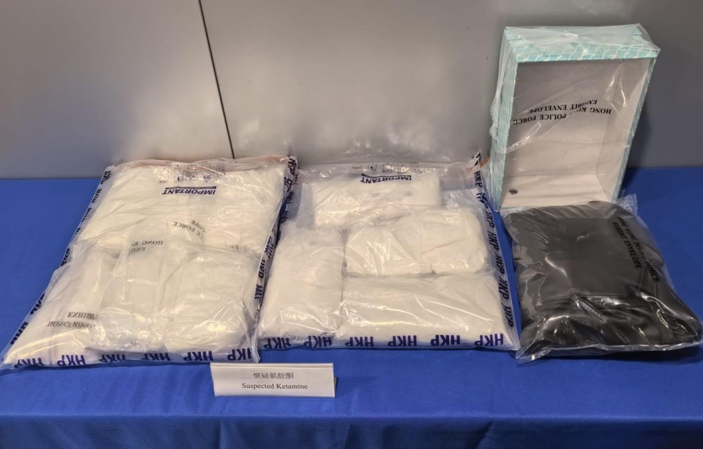 警方檢獲約10公斤懷疑氯胺酮,市值達390萬港元。 警方檢獲約10公斤懷疑氯胺酮,市值達390萬港元。