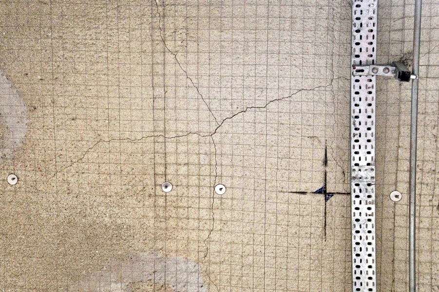 隧道内部分天花有裂纹。