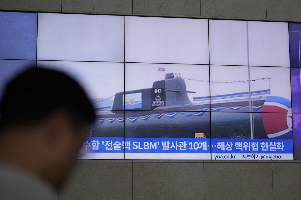 南韩电视播出北韩核潜艇下水新闻。美联社