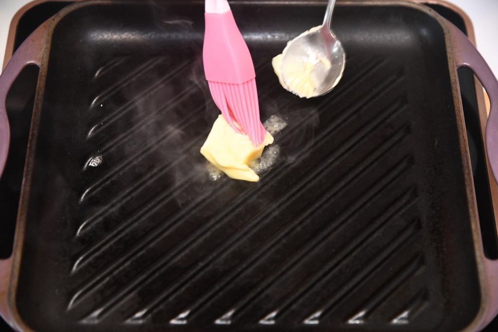 Step 6: 燒熱鑊，鑊內塗上一層牛油。 Heat a pan, add the remaining butter.