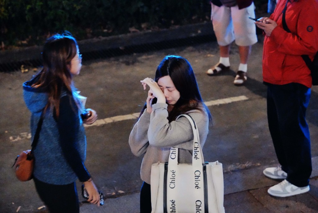 有市民情緒激動落淚。