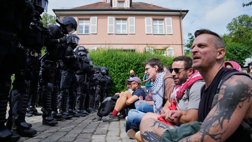 示威者在艾福特封路阻「另類選擇黨」（AfD）開黨大會。 美聯社