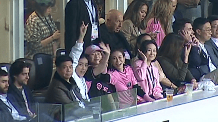 接近完场时份，何超琼、甘比及女儿刘秀桦等被拍到一同睇波，还向镜头挥手。