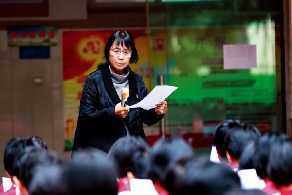 作為一名老師，她做到了真正的學為人師，行為世範。張桂梅教導的許多學生，在寒窗苦讀（hán chuāng kǔ dú）之後，又回到了學校繼續教書。以幫助更多的學子，走到外面更為廣闊的世界。