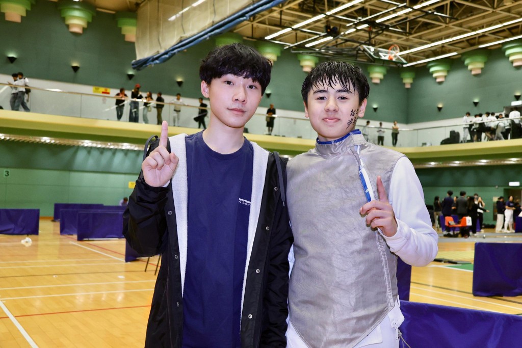 何承谦（左）跟许皓竣老友鬼鬼。徐嘉华摄