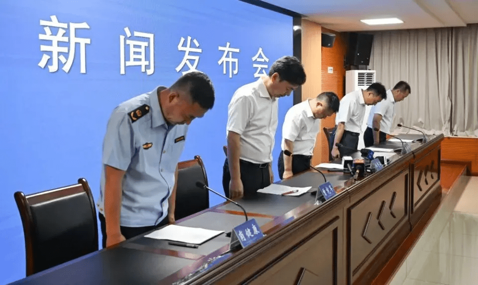 7月17日，重庆彭水县新闻发布上参会人员向遇难者默哀。 新华社
