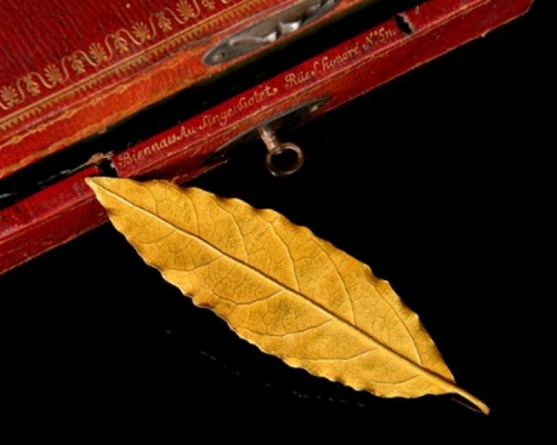 皇冠因被指太重，要移去六片金葉，拍賣的金葉是其中一片。網圖