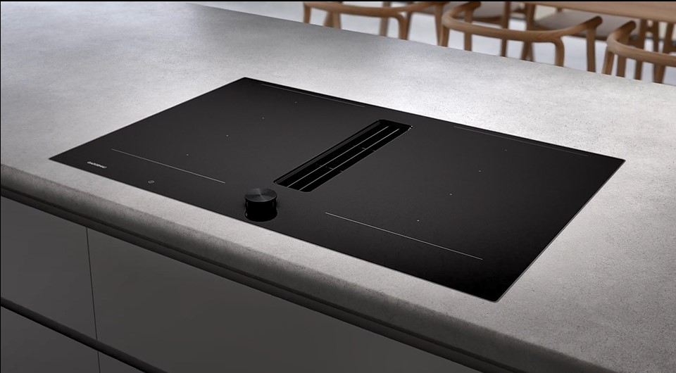 Gaggenau 200系列電磁爐已經內置抽油煙機，油煙經過過濾之後，可於室內排走。