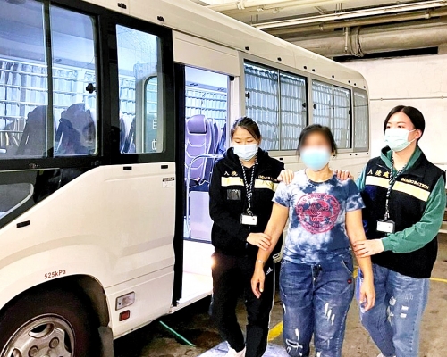 入境處行動中共拘13人。