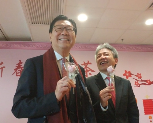 身兼教育大學校董會主席的港鐵主席馬時亨(左)、香港教育大學校長張仁良(右)。