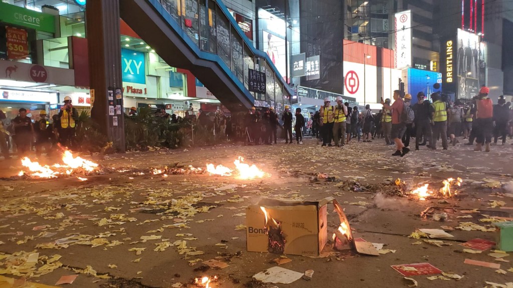 示威現場遺留大量垃圾。資料圖片