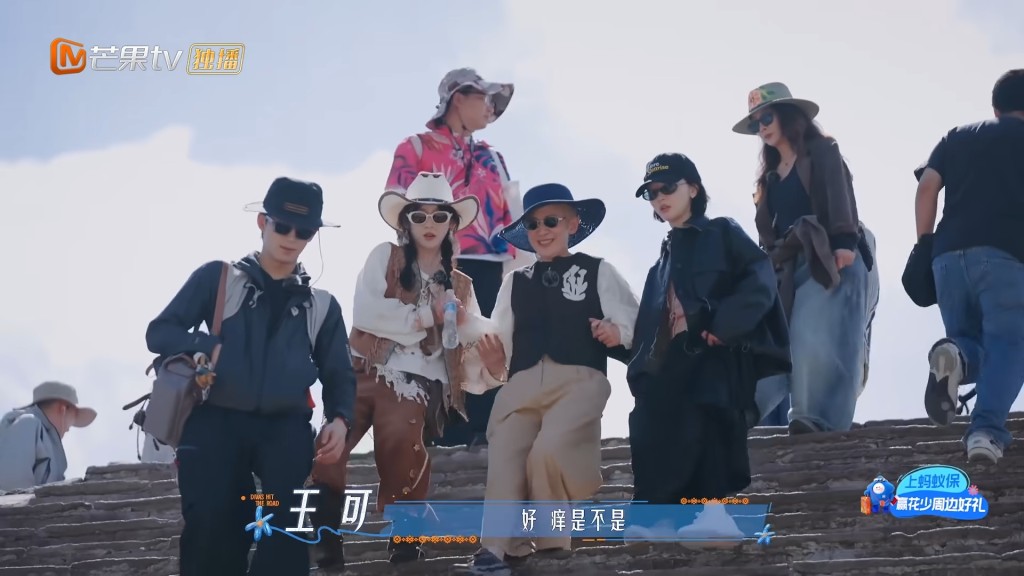 一行人成功挑戰金字塔後興奮步下石階，隊員之間互相扶持、氣氛融洽。