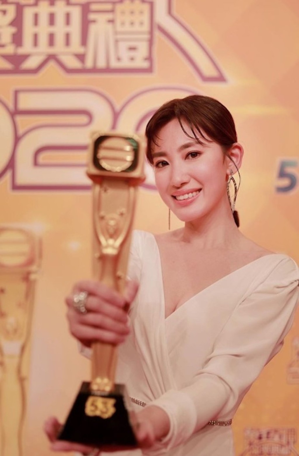 2020年獲「飛躍進步女藝員」獎，是入行13年以來首個TVB奬項。