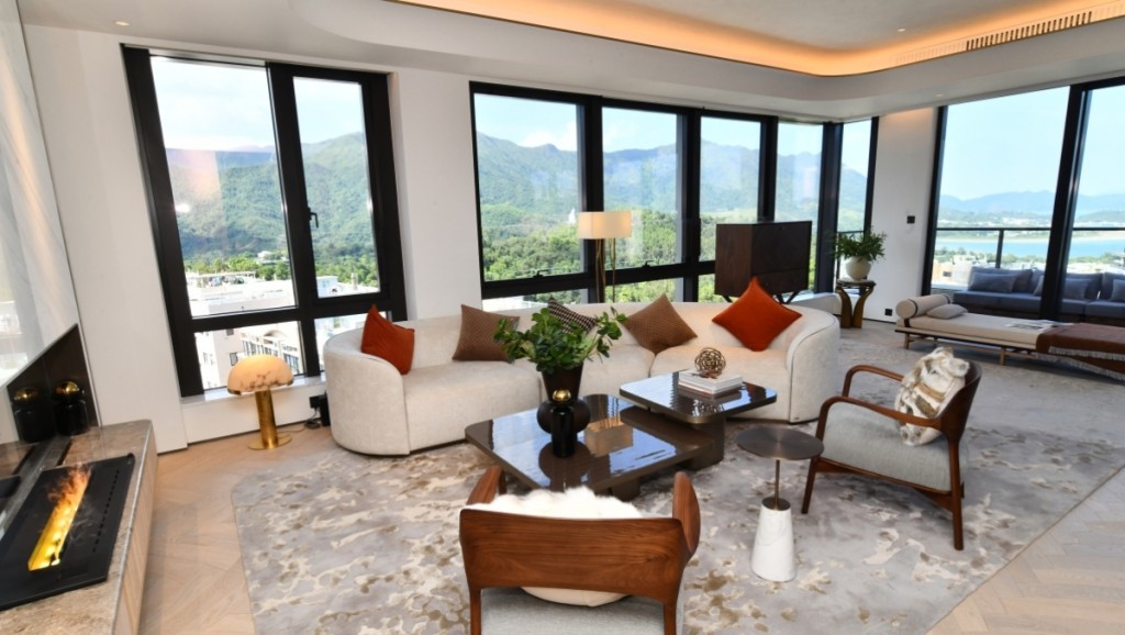 大厅设多组窗户，窗外山海景致尽收眼底。