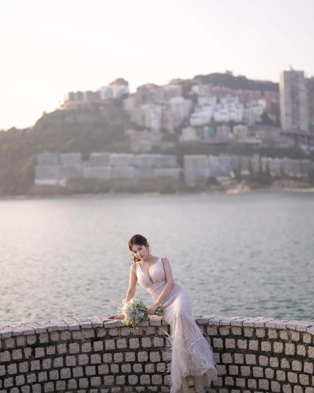 黃婧靈凹凸有致的魔鬼身段和美景配襯,整個畫面顯得十分唯美。 黃婧靈凹凸有致的魔鬼身段和美景配襯,整個畫面顯得十分唯美。