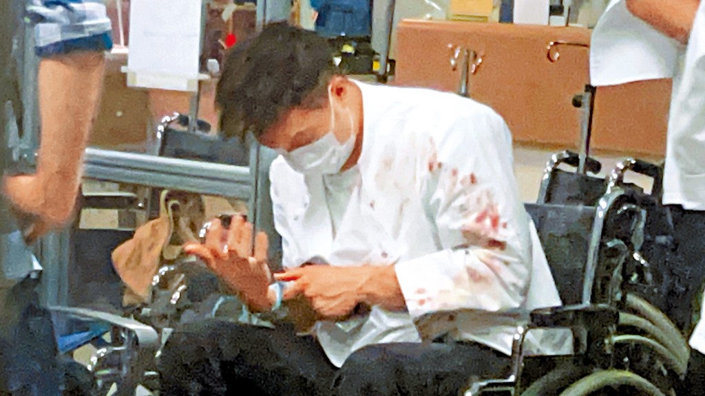 男子遇劫兼受傷,被送往醫院治理。