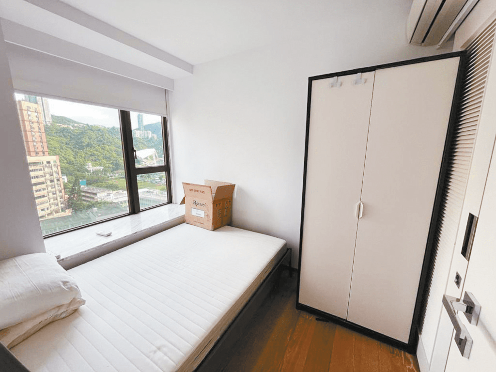睡房設計簡約，又有窗台可置放小物。