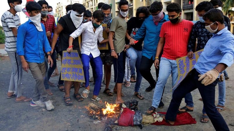 印度民众焚烧中国国旗和国家主席习近平海报。AP图