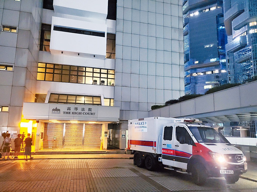 高等法院一名職員上周二收到可疑粉末包裹，警方爆炸品處理課人員到場檢查。