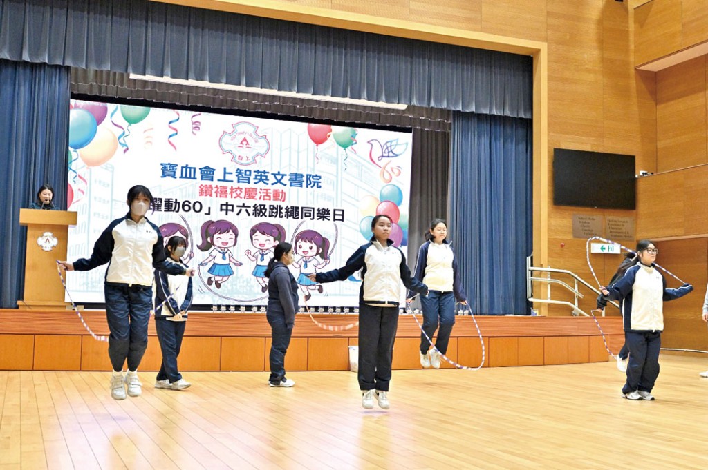 全校師生一同以跳繩慶祝校慶，創造出14萬次的紀錄。