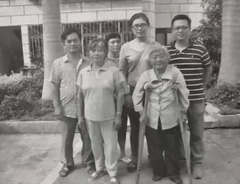 即将访问大陆的郑丽文，其陈年旧照近日被人“考古”。公众号“茶苑路拾贰号”