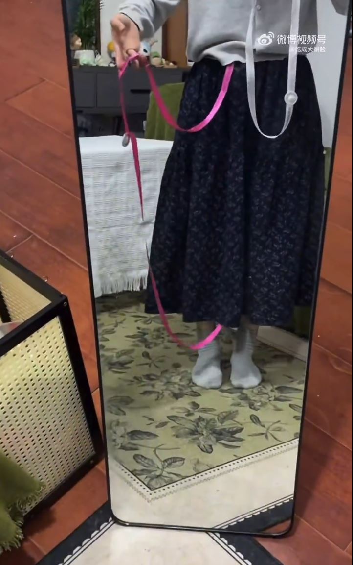 女時裝電商開始使用超長的「防拆絲帶」以防貪心人「白嫖」。