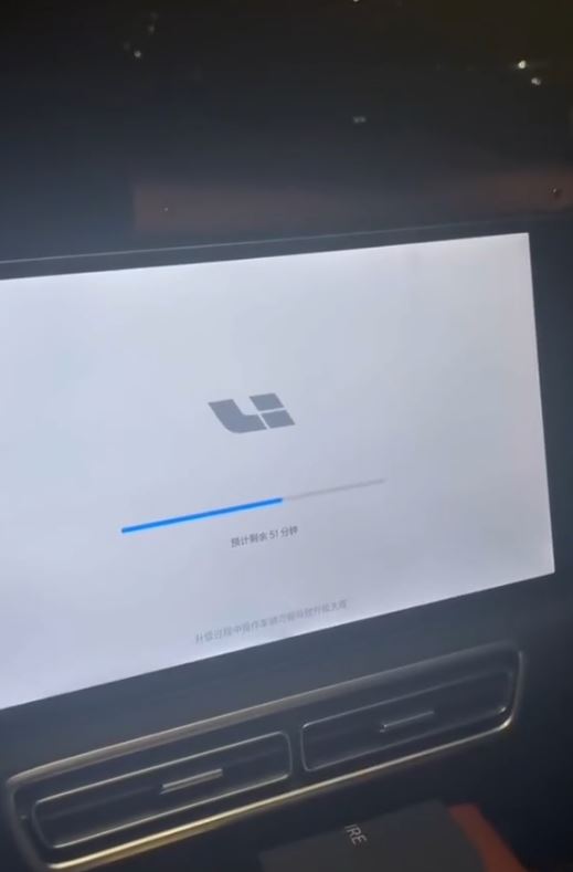 「蛋撻爸爸」一時失察確認了OTA升級，致要等51分鐘才能用車。影片截圖