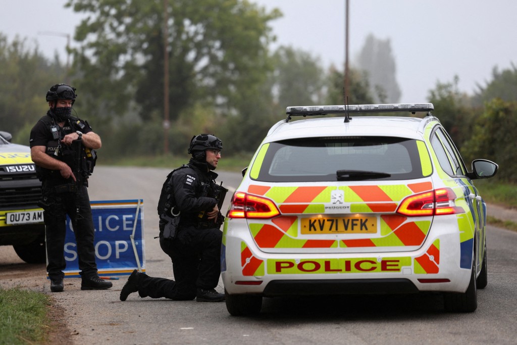 上月27日凌晨，英国警方在基地附近拘捕5名英国男子，怀疑他们涉及恐怖主义及爆炸品相关罪行。路透社
