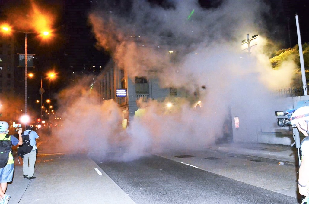 警方施放催淚彈驅散群眾。