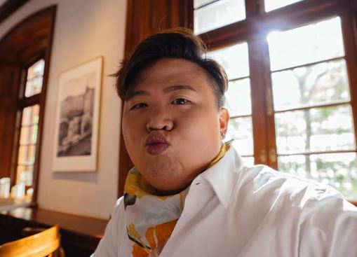 不如向姜前輩送上香吻。