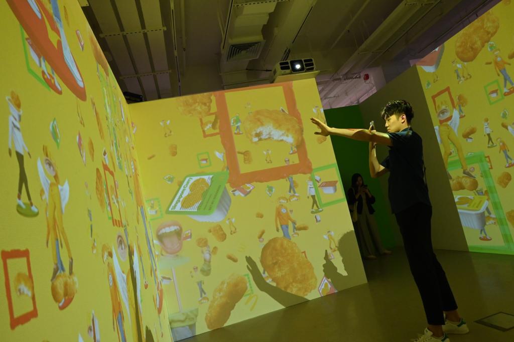 由FrankNitty3000设计的互动沉浸式体验，让观众透过身体与萤幕里的麦乐鸡动画互动。（图：褚乐琪摄）