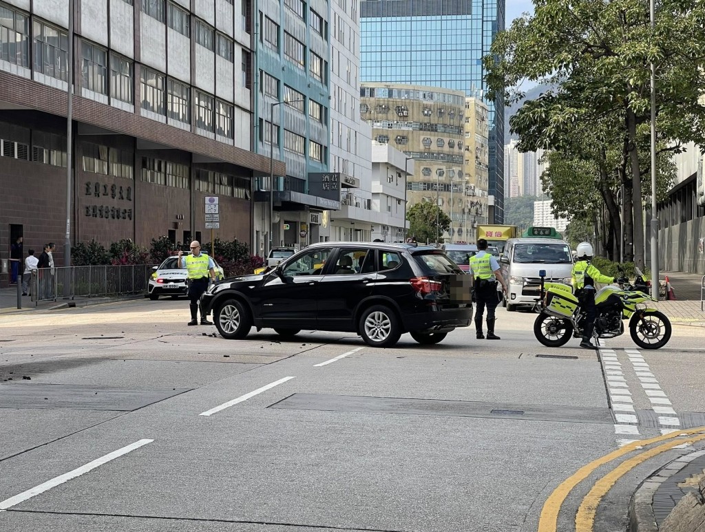 涉事私家車撞到電單車。fb：馬路的事 (即時交通資訊台)