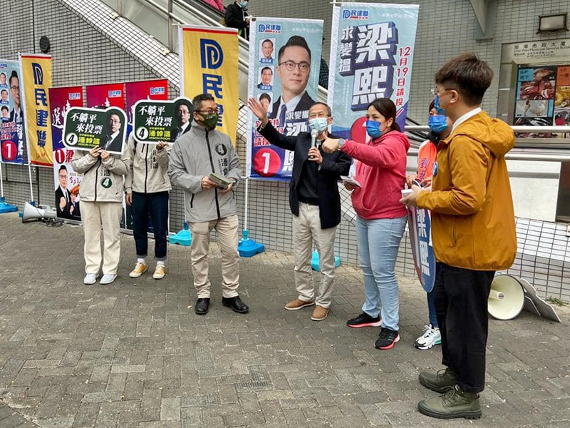 港島東選區獨立候選人潘焯鴻（左三）。FB圖片