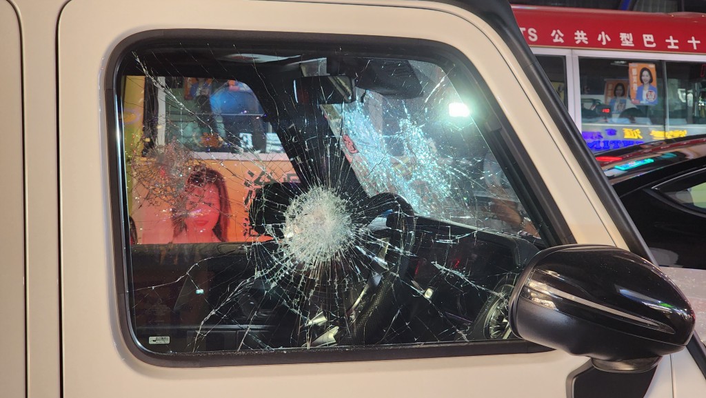 四驅車的玻璃被人用硬物擊毀。