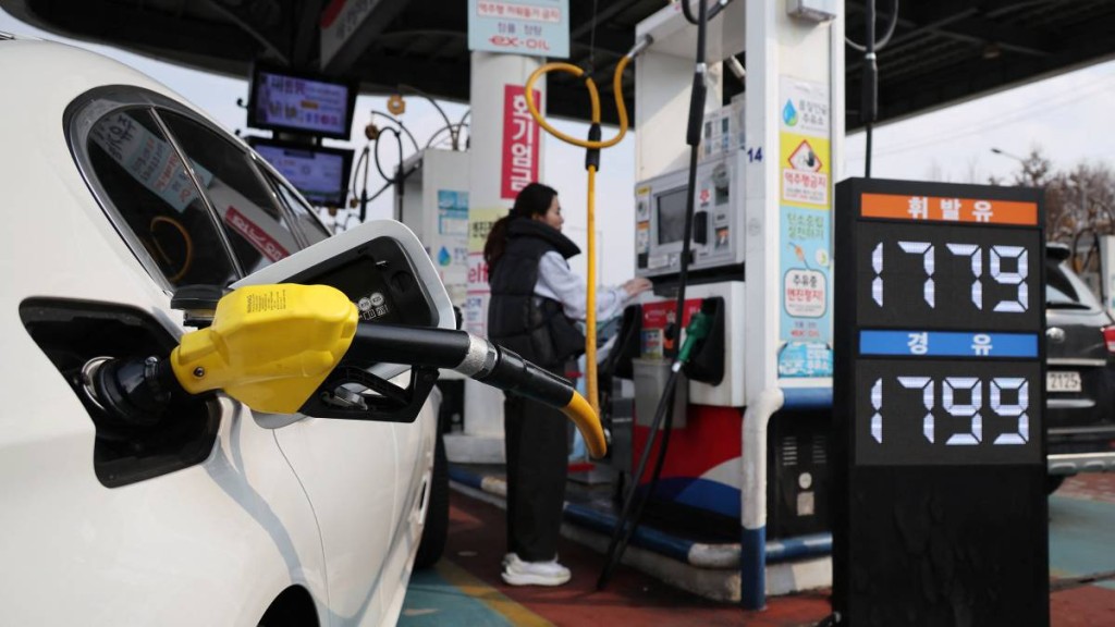 南韩政府提出紧急预算案，以减轻高油价对低收入人士的影响。路透社