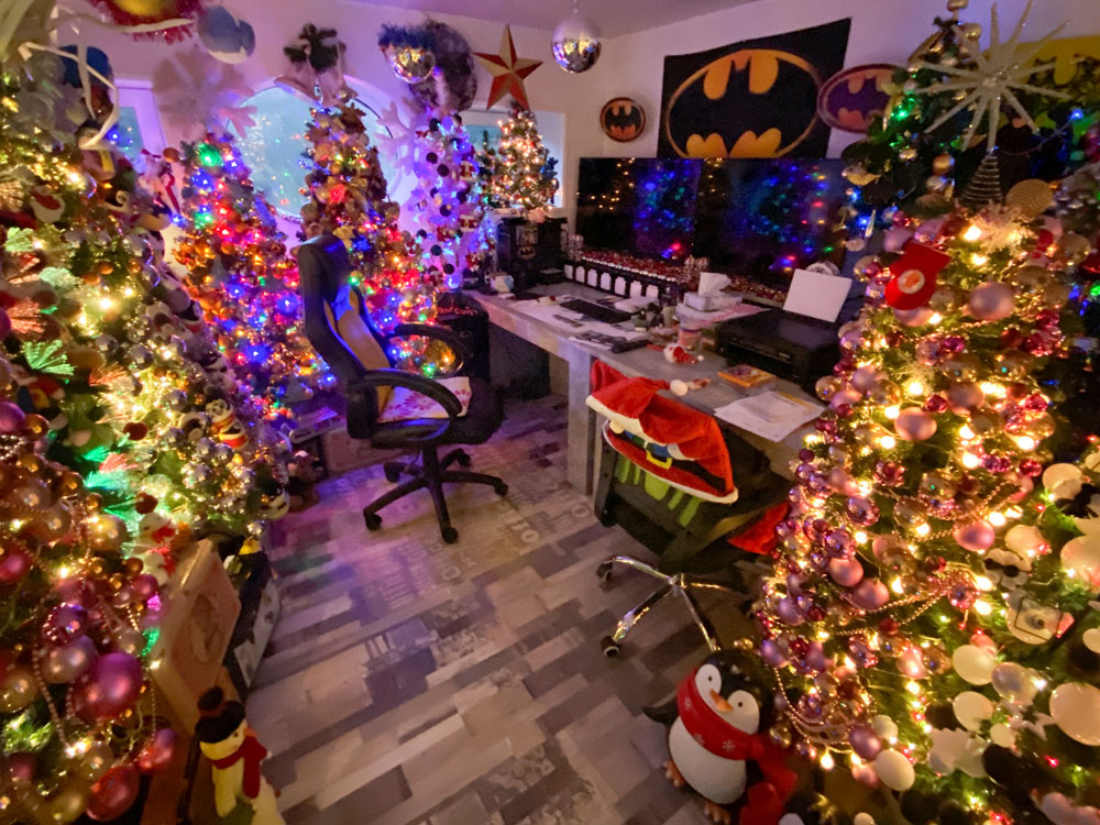 傑洛敏夫婦從8月已經開始布置，共用了約4萬7千盞燈、7萬2千個裝飾球。路透社圖片